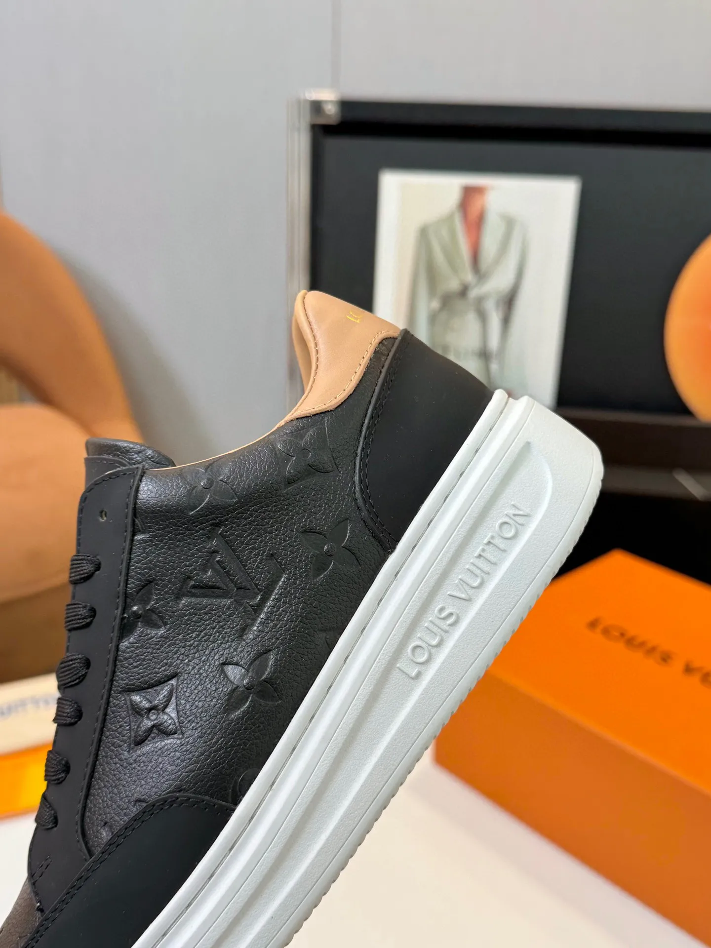 Men's Men's Shoes 💰620💰 LV [Beverly Hills Sports Shoes Series] This Beverly Hills sports shoes are made of grained cow leather with Damier pattern, echoing the current season's leather goods series. The thick rubber outsole is lightweight, and an embossed Louis Vuitton logo adds a branding touch. Padded insole and technical fabric lining enhance comfort.  Detailed Features ♛ Silk cowhide ➕ Tumbled cowhide ♛ Ultra-light rubber outsole ♛ Louis Vuitton logo on tongue and outsole ♛ Size: 38-46